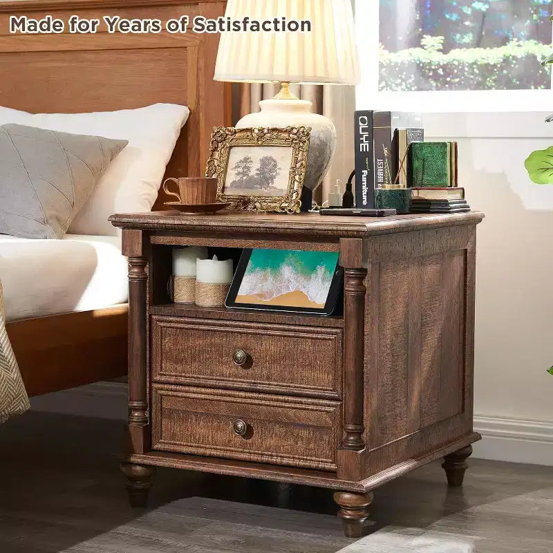 Table de chevet de ferme 24 po avec station de recharge, table d'appoint carrée avec 4 pieds en bois massif et 2 tiroirs pour salon, chambre à coucher