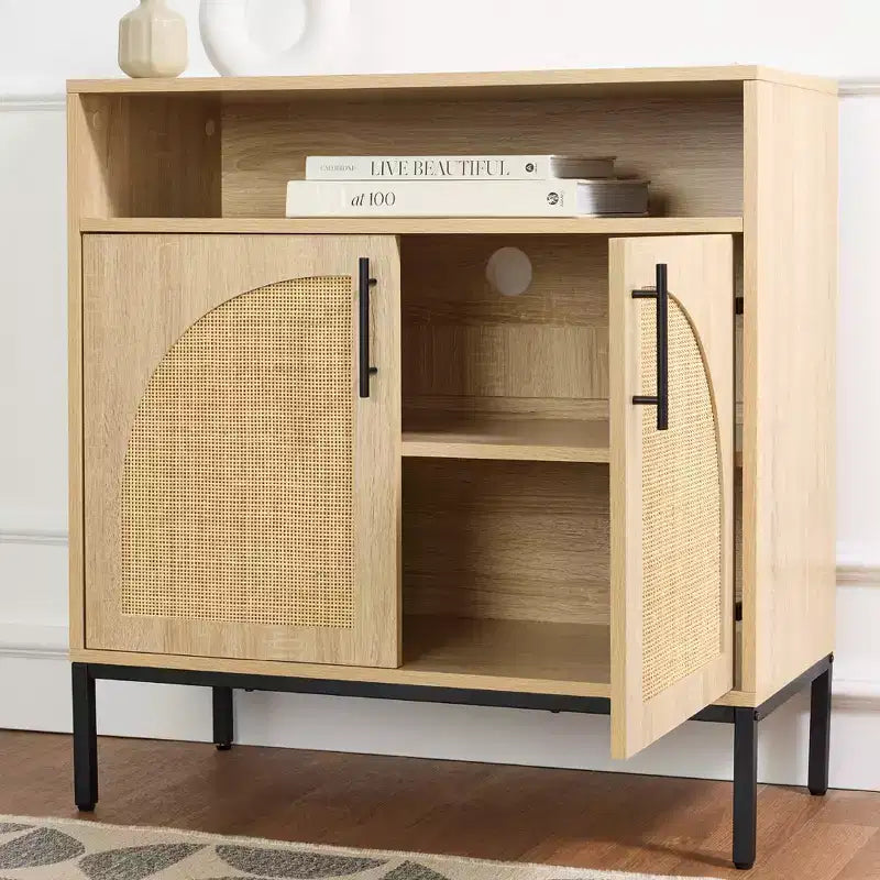 Meuble de rangement en rotin arqué à 2 portes Best Choice Products, buffet, avec découpe pour cordon, étagère de rangement réglable