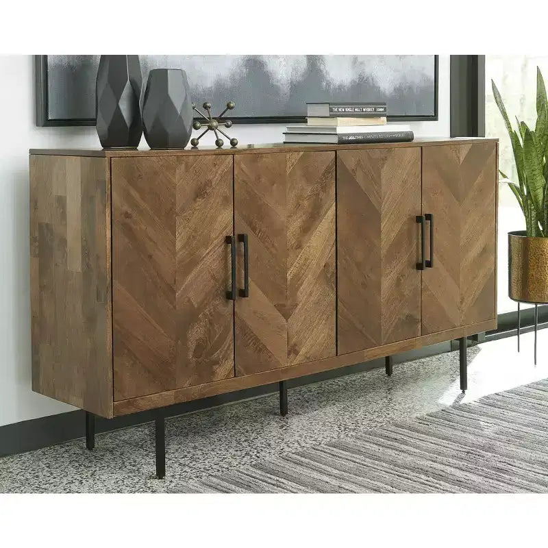 Meuble d'appoint contemporain Ashley Signature Design Prattville avec 4 portes à motif chevrons, marron