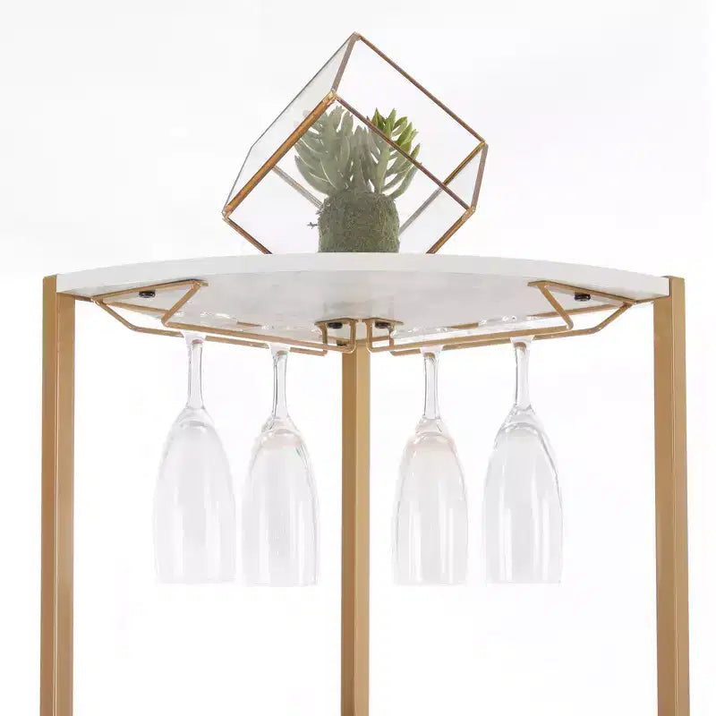 VECELO Bibliothèque d'angle haute 63" - Étagère d'angle 6 niveaux - Meuble de rangement avec éclairage LED et station de recharge - Petit espace - Marron/Gris/Or