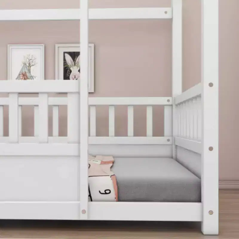 Lit simple en bois à profil bas avec toit en forme de maison et barrières de sécurité