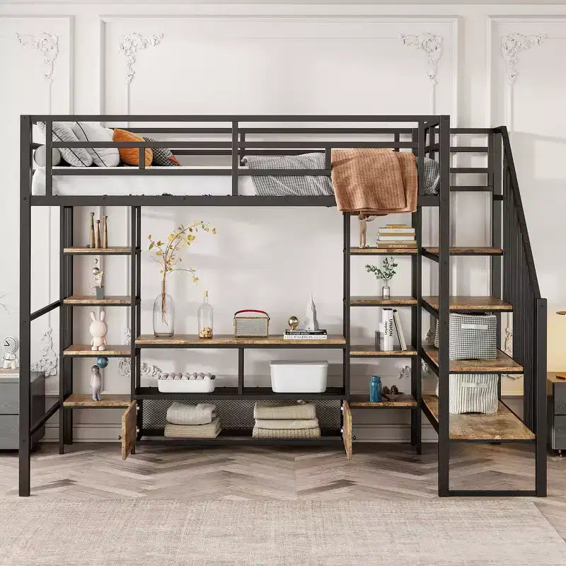 Lit mezzanine en métal pleine grandeur Whisen de 232 cm (91,5 po) de long x 143 cm (56,3 po) de large avec escalier, table de rangement basse et étagères de rangement