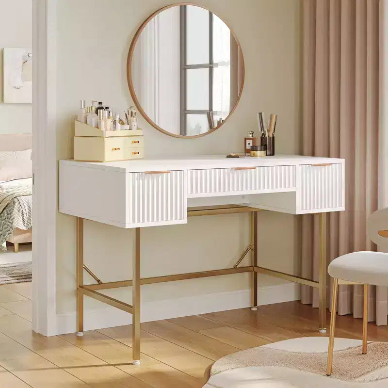 Bestier Bureau d'écriture informatique cannelé de 120 cm avec rangement pour bureau à domicile, coiffeuse cannelée avec 3 tiroirs et pieds dorés, blanc