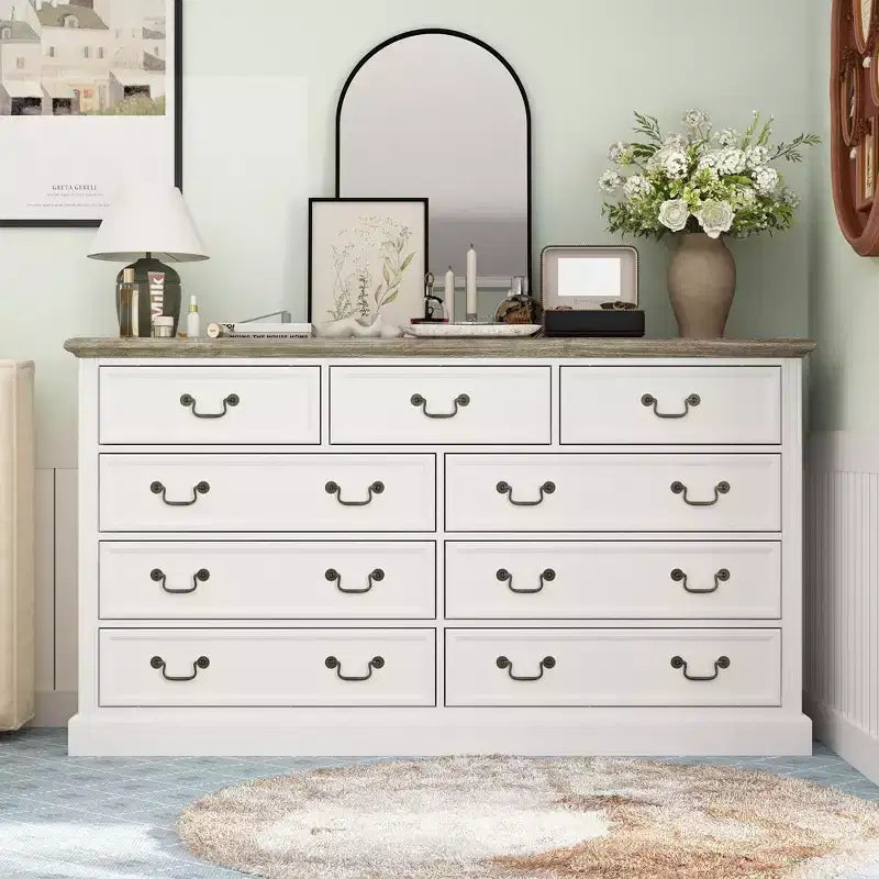 Commode de rangement Famapy Blanche à 9 Tiroirs : Design Élégant avec Poignées en Laiton Antique et Plateau Rustique pour un Attrait Particulier