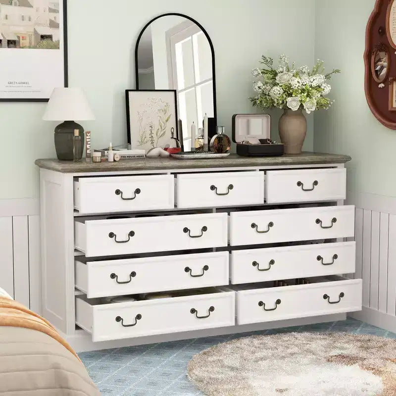 Commode de rangement Famapy Blanche à 9 Tiroirs : Design Élégant avec Poignées en Laiton Antique et Plateau Rustique pour un Attrait Particulier