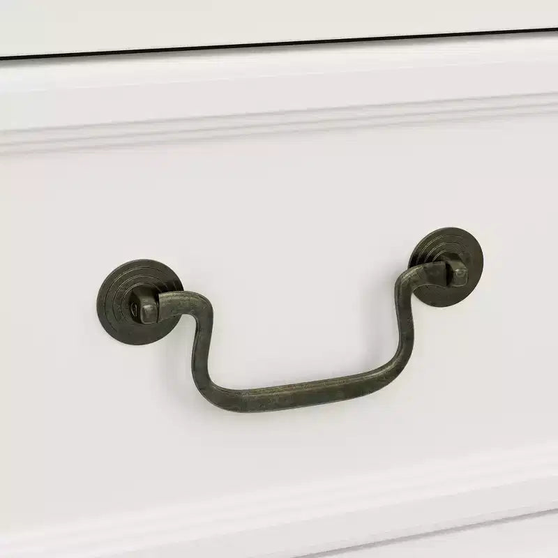 Commode de rangement Famapy Blanche à 9 Tiroirs : Design Élégant avec Poignées en Laiton Antique et Plateau Rustique pour un Attrait Particulier