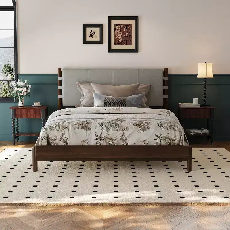 Lit Christopher Knight Home Evelyn en bois d'hévéa de style milieu de siècle avec tête de lit rembourrée