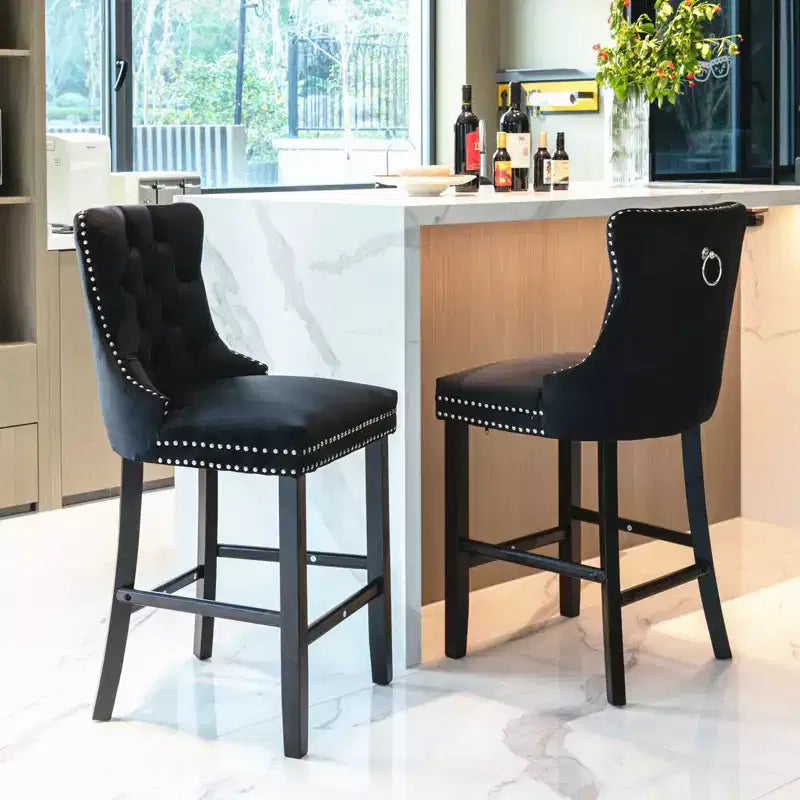 Tabourets de bar Okak contemporains en velours avec capitonnage et garniture de clous chromés, tabourets rembourrés avec pieds en bois pour îlot de cuisine