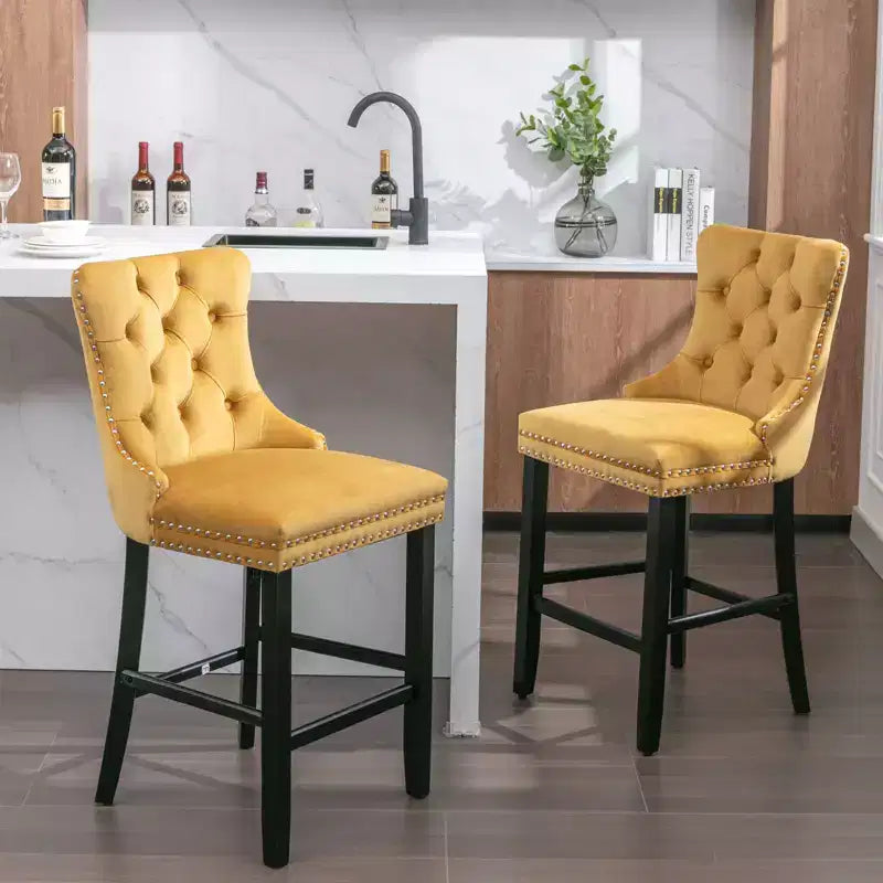 Tabourets de bar Okak contemporains en velours avec capitonnage et garniture de clous chromés, tabourets rembourrés avec pieds en bois pour îlot de cuisine