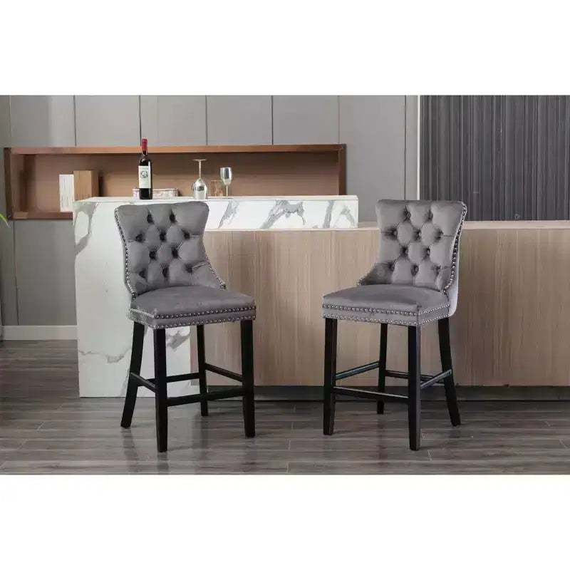 Tabourets de bar Okak contemporains en velours avec capitonnage et garniture de clous chromés, tabourets rembourrés avec pieds en bois pour îlot de cuisine
