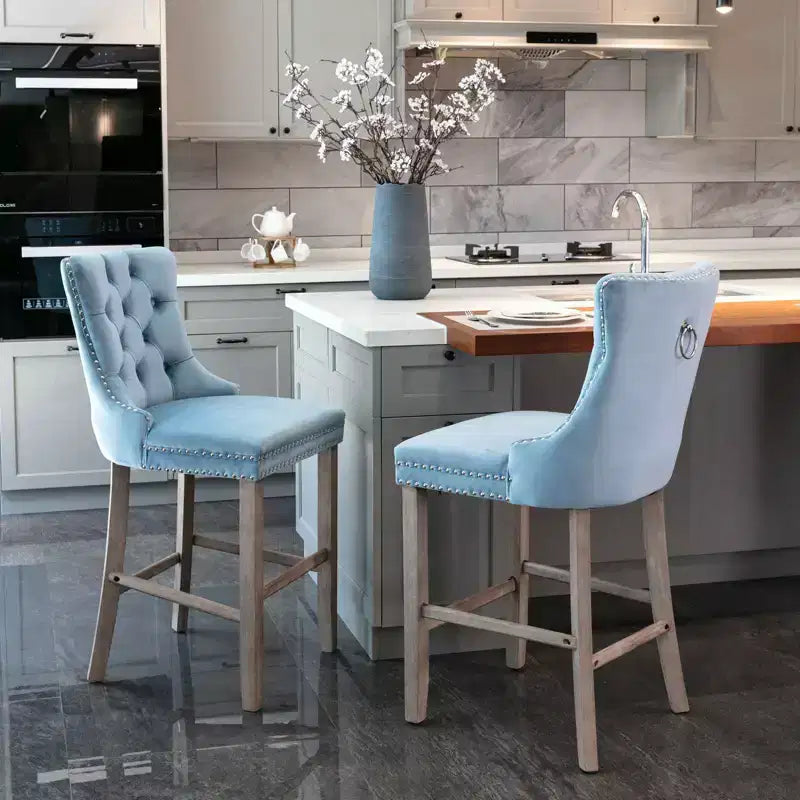Tabourets de bar Okak contemporains en velours avec capitonnage et garniture de clous chromés, tabourets rembourrés avec pieds en bois pour îlot de cuisine