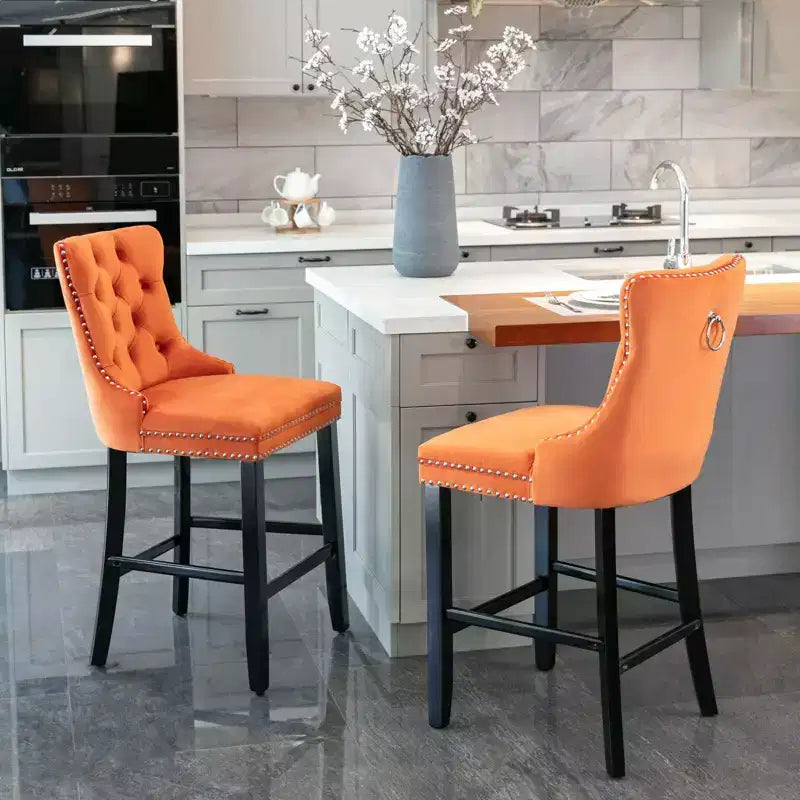 Tabourets de bar Okak contemporains en velours avec capitonnage et garniture de clous chromés, tabourets rembourrés avec pieds en bois pour îlot de cuisine