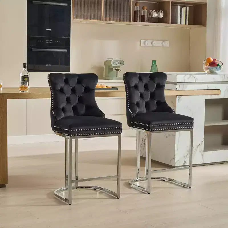 Tabourets de bar de comptoir Okak, revêtement en velours moderne avec capitonnage et garniture cloutée, base en métal nickel brossé pour îlot de cuisine.