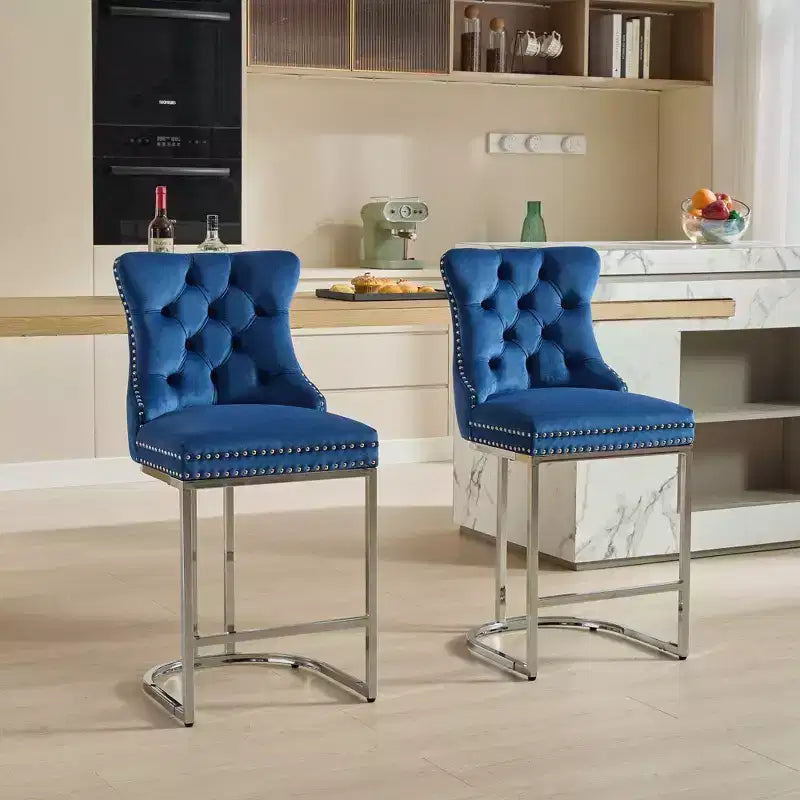 Tabourets de bar de comptoir Okak, revêtement en velours moderne avec capitonnage et garniture cloutée, base en métal nickel brossé pour îlot de cuisine.