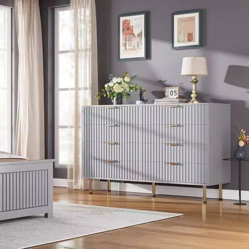 Commode à 8 tiroirs cannelés de 55", commode moderne en bois avec pieds dorés, tiroirs de rangement profonds pour chambre à coucher, salon, couloir.