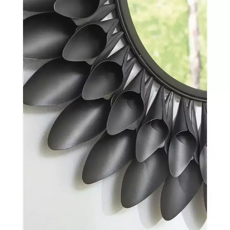 Miroir mural décoratif Ashley Ryenmour à cadre contemporain style pétale, de la collection Signature Design