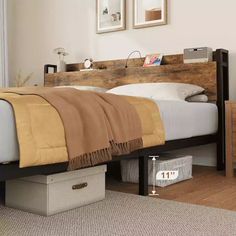 Cadre de lit King Size avec station de recharge et ports USB, plateforme de lit King industrielle avec tête de lit, cadre de lit de rangement à 2 niveaux, marron