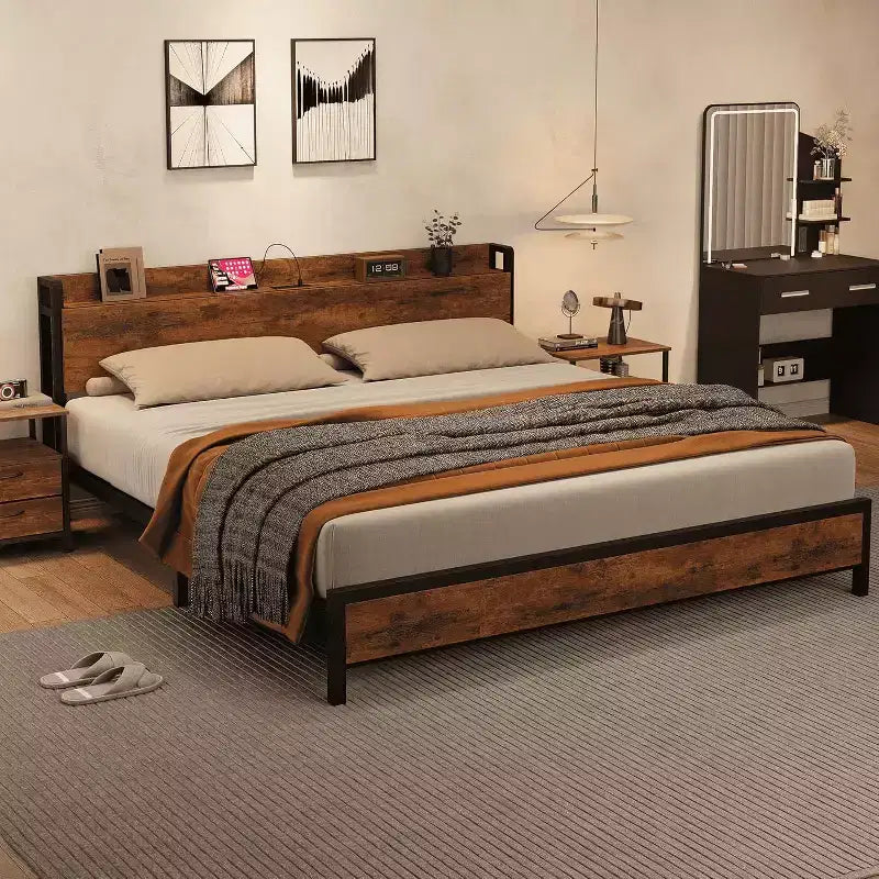 Cadre de lit King Size avec station de recharge et ports USB, plateforme de lit King industrielle avec tête de lit, cadre de lit de rangement à 2 niveaux, marron