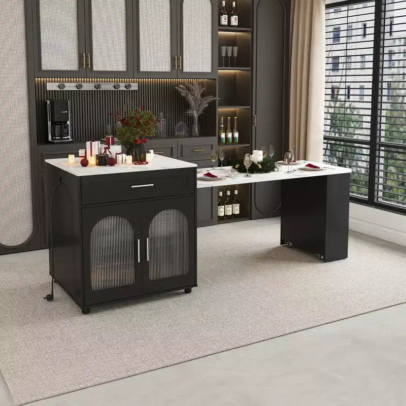 Îlot de cuisine avec table à manger, comptoir effet grain de bois avec prise de courant, desserte de rangement mobile avec armoire et 2 tiroirs, table de préparation de cuisine