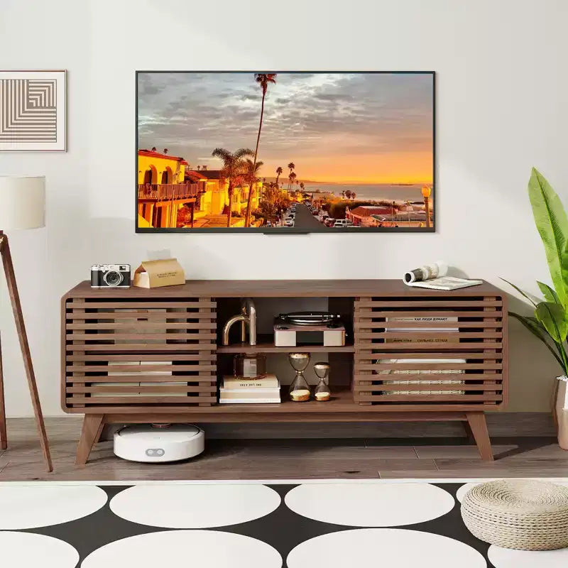Meuble TV Costway avec portes coulissantes, étagères réglables et pieds en bois d'hévéa, pour téléviseurs jusqu'à 65 pouces