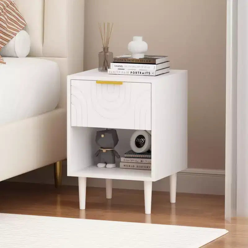 Table de chevet moderne blanche de 58 cm de haut avec un tiroir et une étagère ouverte, poignée dorée, idéale pour la décoration de chambre à coucher