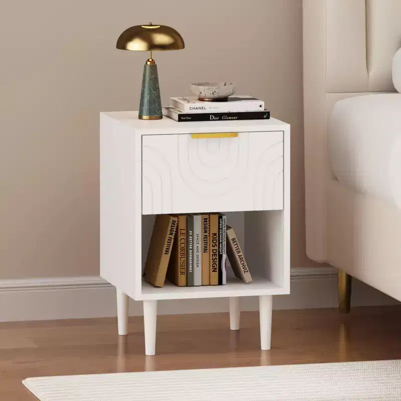 Table de chevet moderne blanche de 58 cm de haut avec un tiroir et une étagère ouverte, poignée dorée, idéale pour la décoration de chambre à coucher