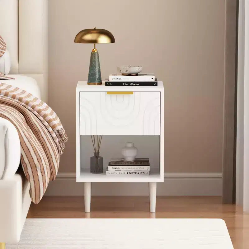 Table de chevet moderne blanche de 58 cm de haut avec un tiroir et une étagère ouverte, poignée dorée, idéale pour la décoration de chambre à coucher