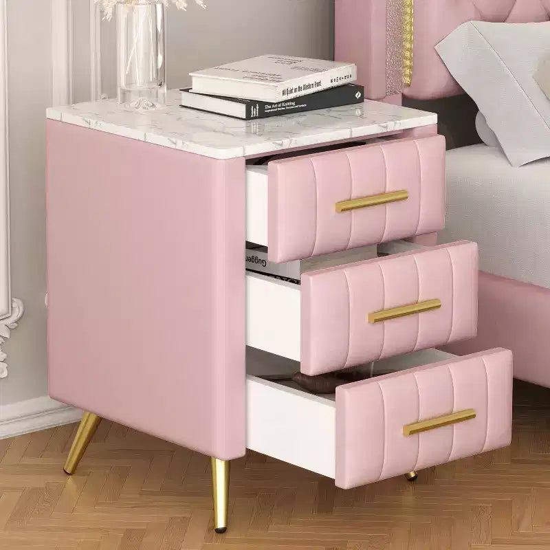 Table de chevet MAYEERTY capitonnée en bois avec 3 tiroirs et pieds et poignées en métal pour chambre, rose