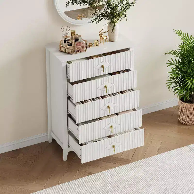 Commode haute à 5 tiroirs cannelés de 109 cm, meuble de rangement moderne en bois pour chambre à coucher, blanc