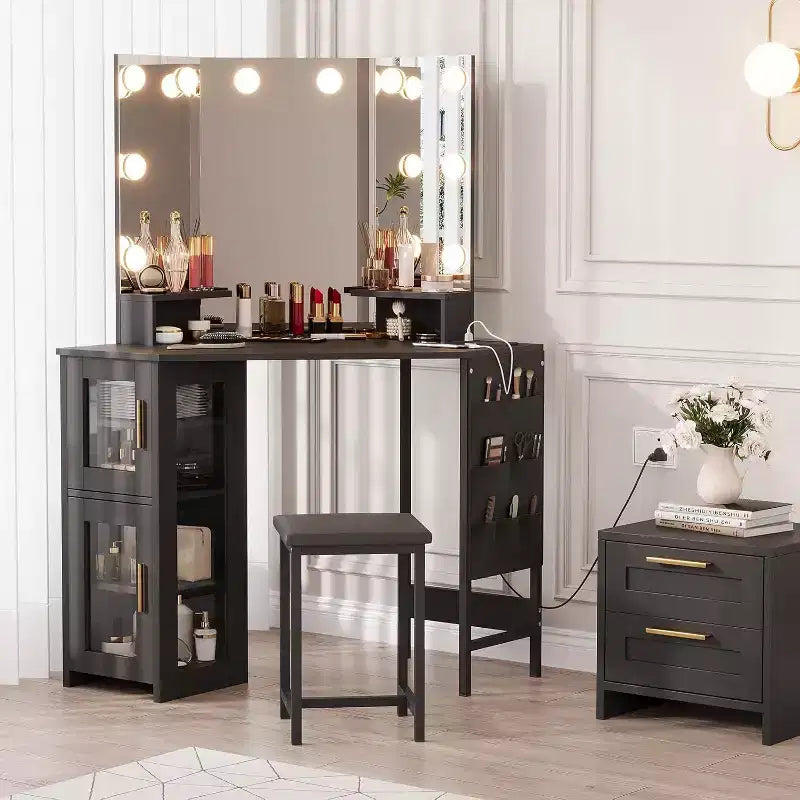 Coiffeuse d'angle avec miroir triptyque, station de charge, armoire de rangement, sac de rangement et tabouret, coiffeuse d'angle compacte pour chambre à coucher