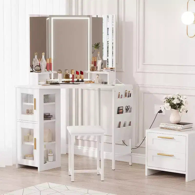 Coiffeuse d'angle avec miroir triptyque, station de charge, armoire de rangement, sac de rangement et tabouret, coiffeuse d'angle compacte pour chambre à coucher