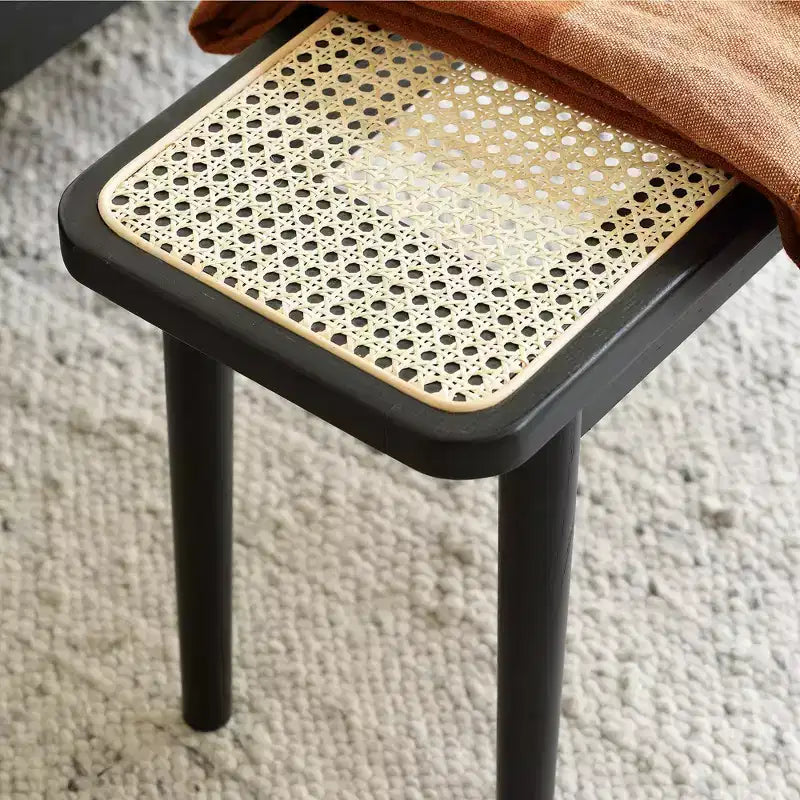 Banc de salle à manger GDFStudio Rohit Farmhouse 47 en bois de chêne avec détails en rotin