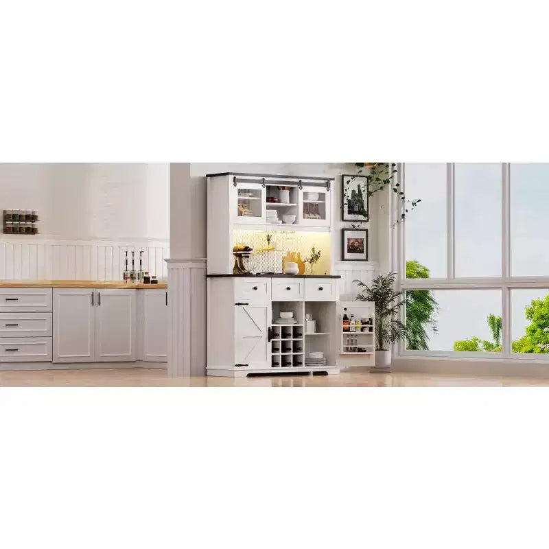 Buffet de cuisine 71" avec porte coulissante, casier à vin et verres (9 bouteilles), 3 tiroirs, et panneau perforé interne avec prise de courant