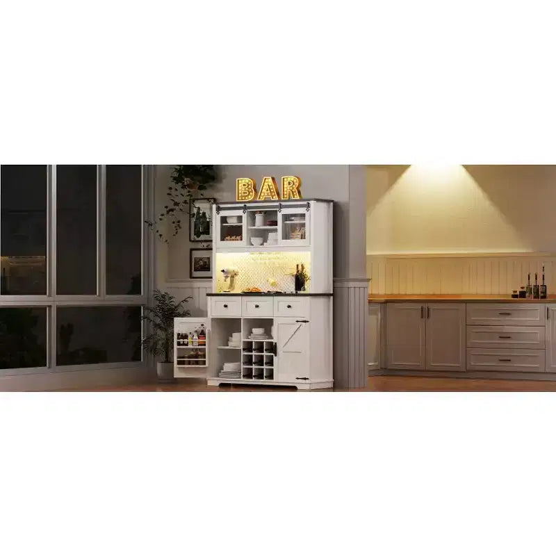 Buffet de cuisine 71" avec porte coulissante, casier à vin et verres (9 bouteilles), 3 tiroirs, et panneau perforé interne avec prise de courant