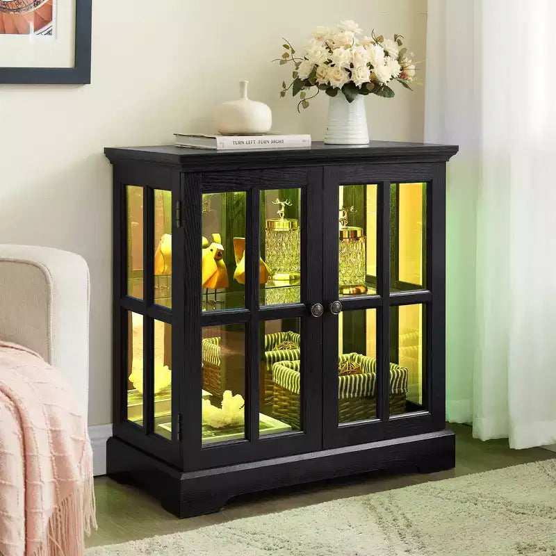 Vitrine d'exposition LED antique avec portes persiennes, étagères réglables et contrôle Bluetooth pour un design rétro