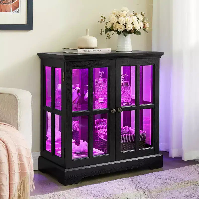 Vitrine d'exposition LED antique avec portes persiennes, étagères réglables et contrôle Bluetooth pour un design rétro