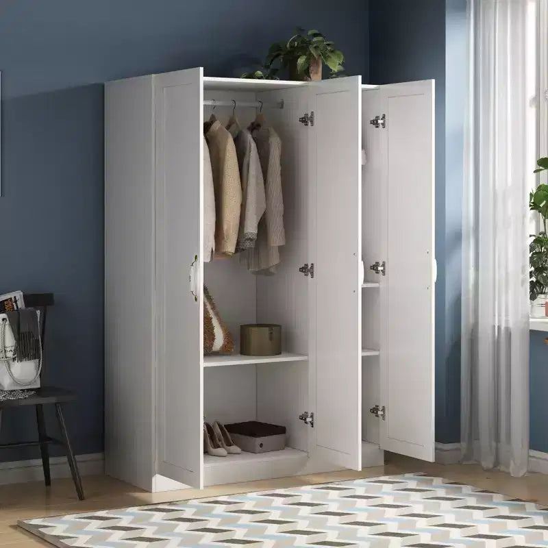 Armoire 3 portes blanche Famapy : Poignées en céramique florales + Espaces penderie et rangement. Dressing spacieux pour chambres.