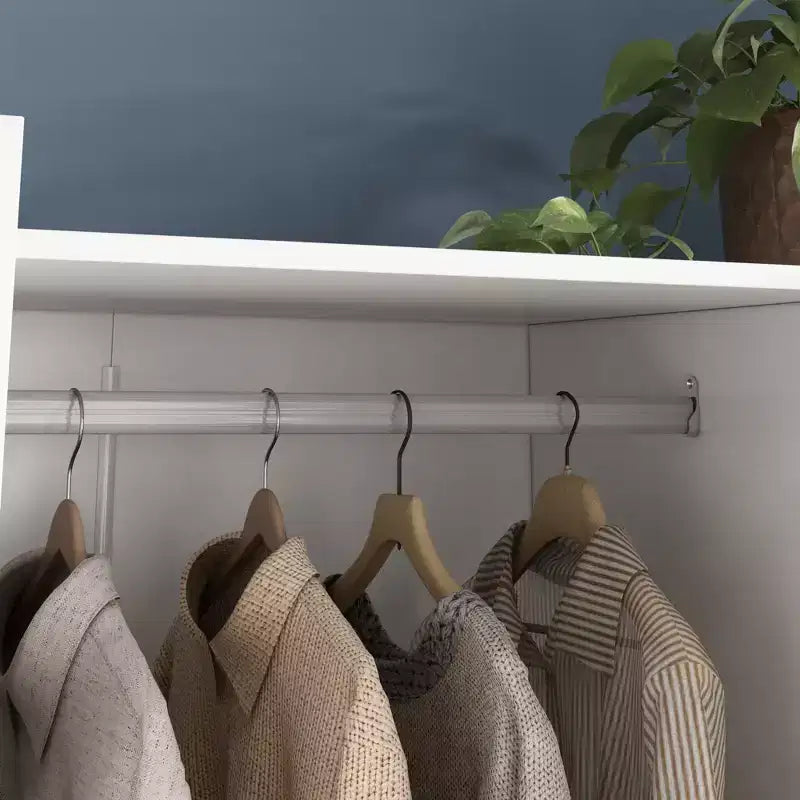 Armoire 3 portes blanche Famapy : Poignées en céramique florales + Espaces penderie et rangement. Dressing spacieux pour chambres.