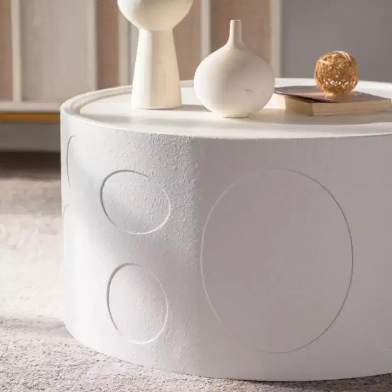 Table d'appoint ronde avec relief artisanal et base piedestal robuste, aucun assemblage requis