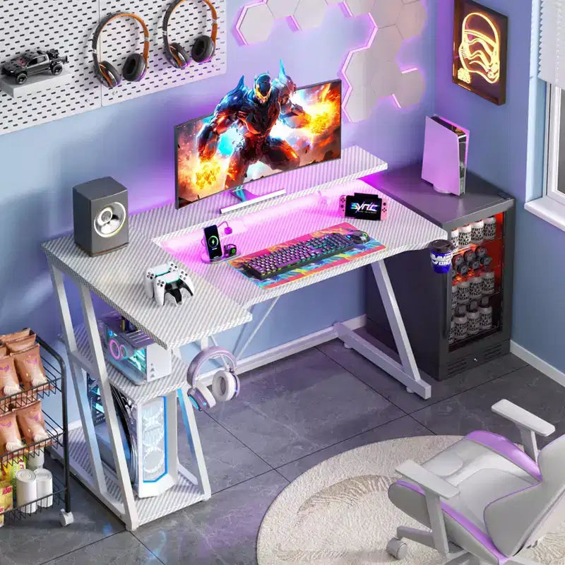 Bureau de jeu blanc en L de 47 pouces avec support d'écran et 3 étagères de rangement pour chambre, bureau à domicile et installation PC – Table de travail robuste
