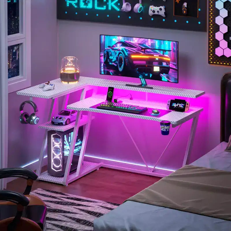 Bureau de jeu blanc en L de 47 pouces avec support d'écran et 3 étagères de rangement pour chambre, bureau à domicile et installation PC – Table de travail robuste