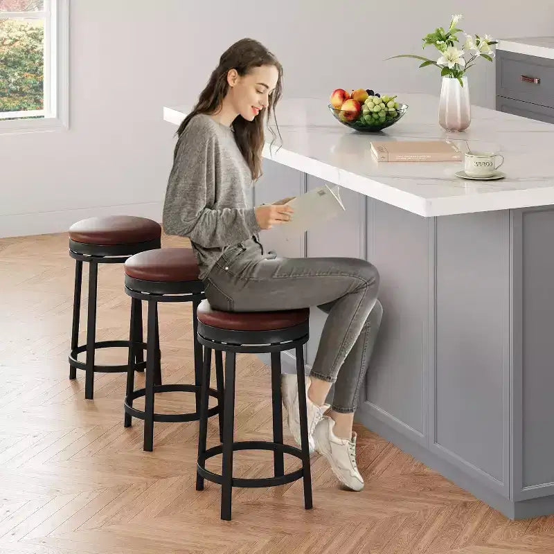 Tabourets de bar pivotants 24 pouces (lot de 4), revêtement en cuir PU, cadre en métal, sans dossier, hauteur comptoir pour îlot de cuisine/bar de maison