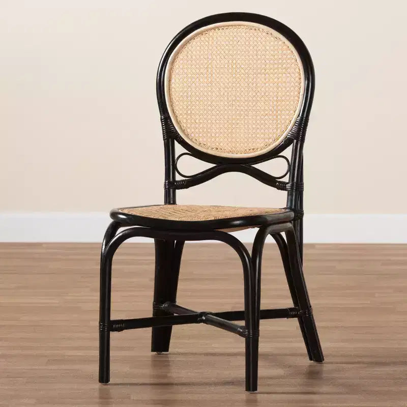 Chaise de salle à manger bicolore moderne mi-siècle en rotin noir et marron naturel bali & pari Ayana