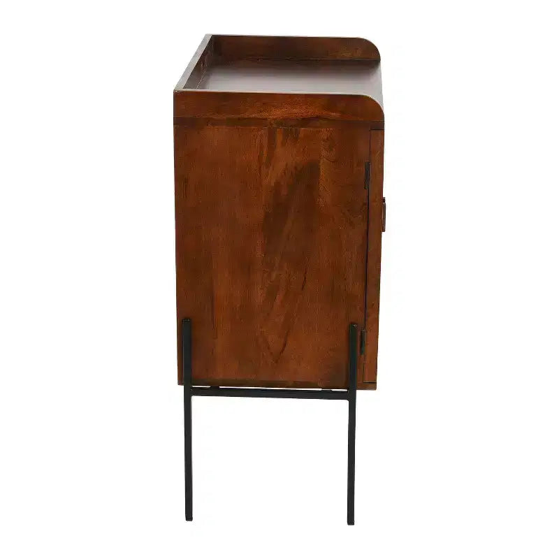Meuble de bar bohème en bois massif Storied Home avec pieds en métal et portes en rotin tissé