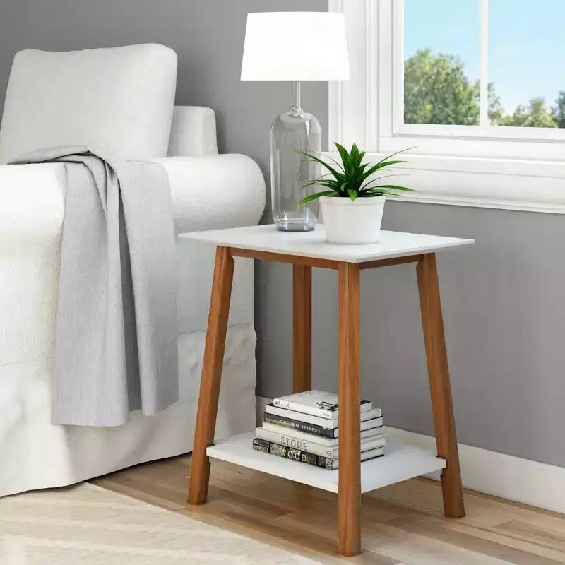 Table de chevet Plank+Beam, Table de chevet moderne du milieu du siècle en bois massif pour chambre à coucher
